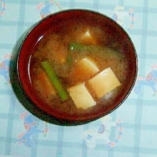 豆腐とグリーンアスパラガスの味噌汁